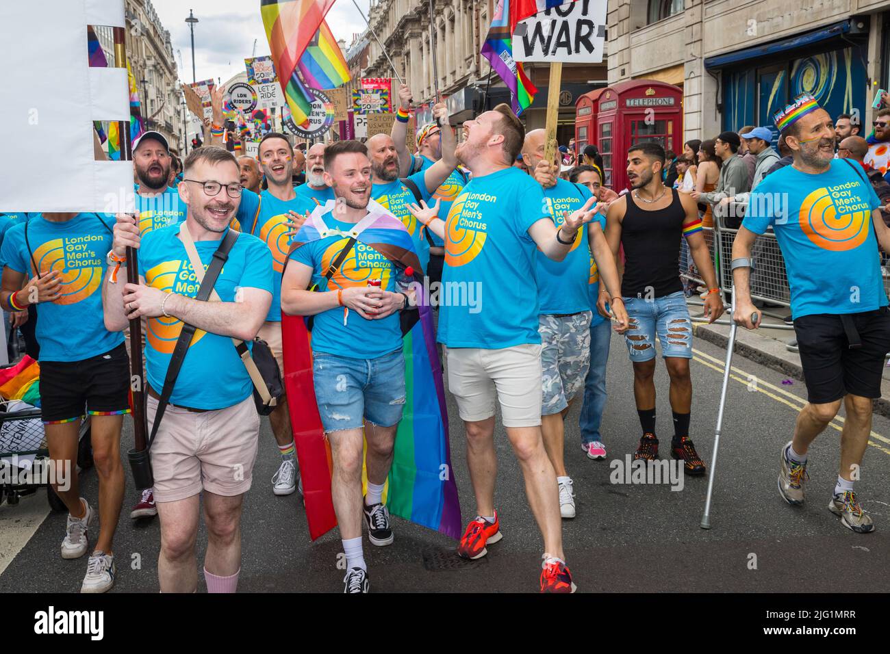 Miembros del Coro de Hombres Gay de Londres que participan en el desfile del Orgullo Foto de stock