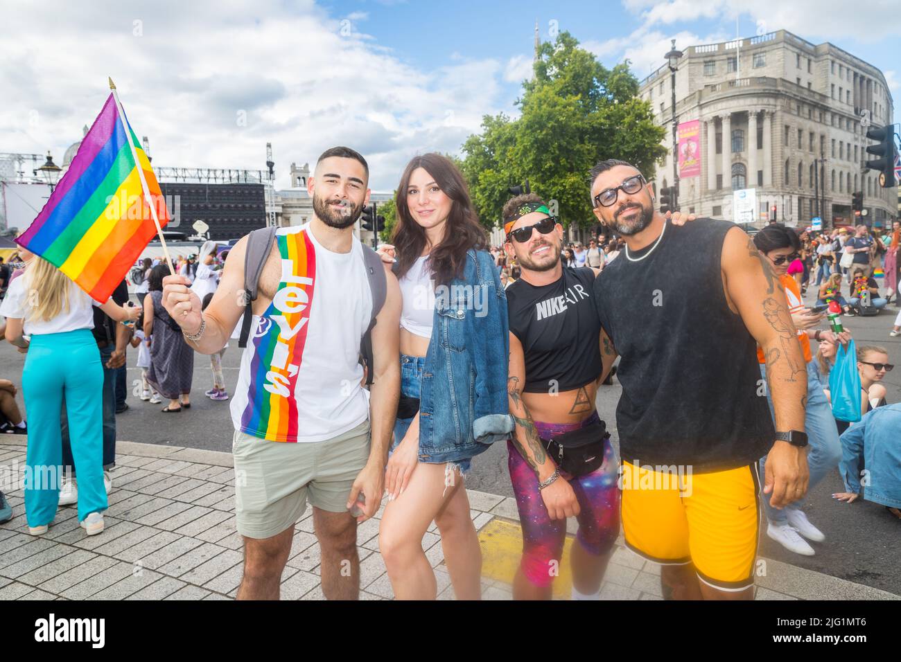 Grupo de amigos en Trafalgar Square para el Orgullo en Londres Foto de stock