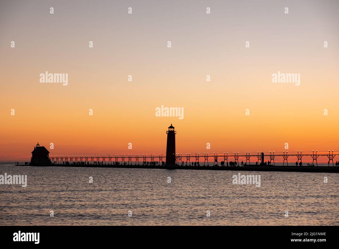 Puesta de sol en el Grand Haven, Michigan, el faro y el muelle en el Lago Michigan Foto de stock