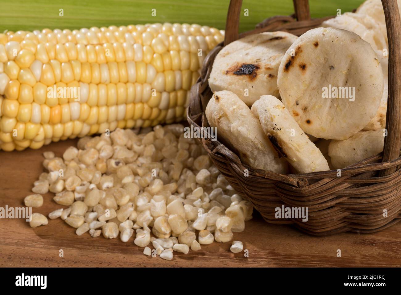 Sabrosas arepas de maíz; comida típica de la región de Antioquia en Colombia. Foto de stock