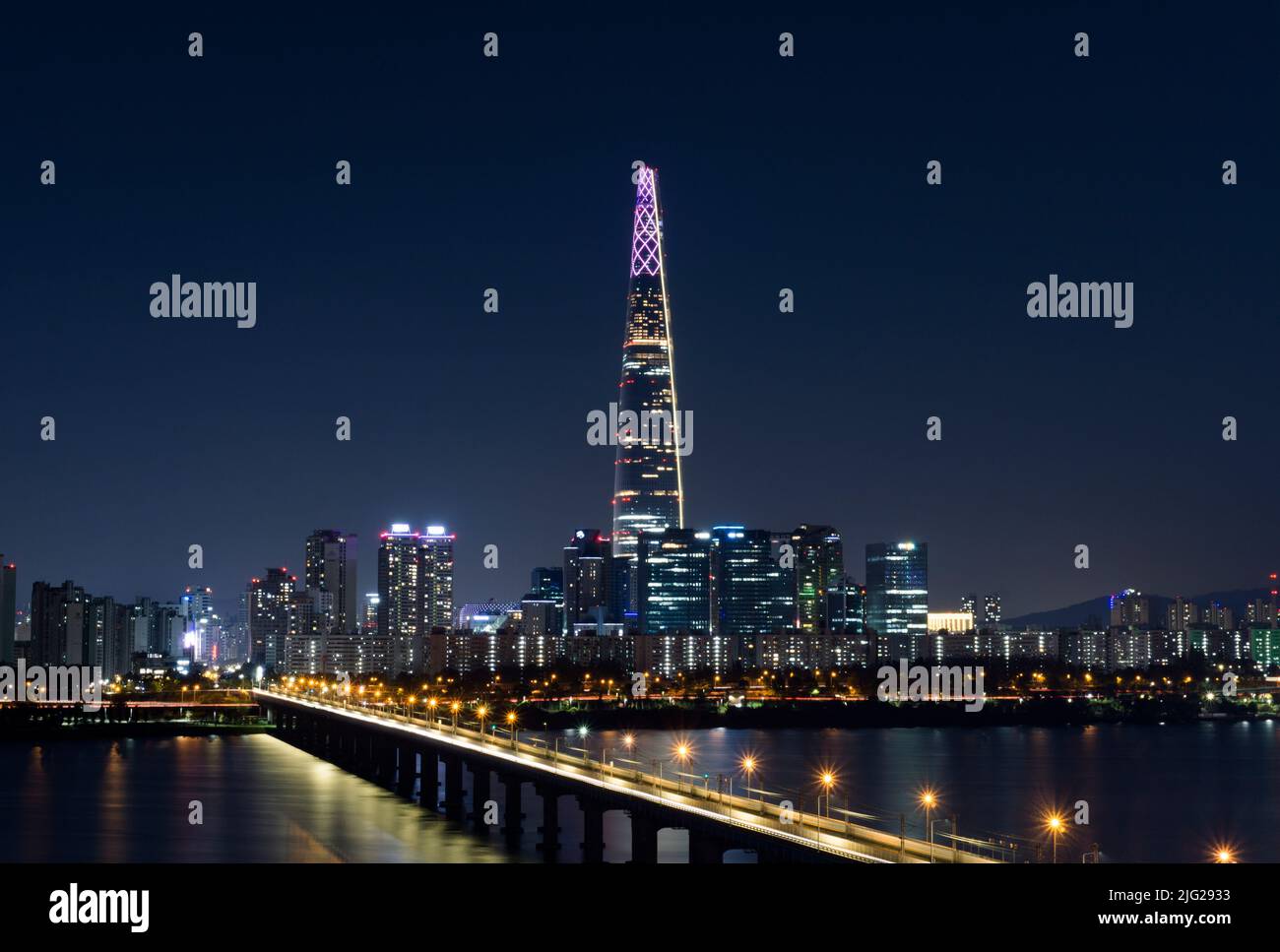 Esta es una fotografía tomada con la cámara Sony Mirrorless a6000. La vista  nocturna de la gran ciudad desde el cielo es hermosa Fotografía de stock -  Alamy