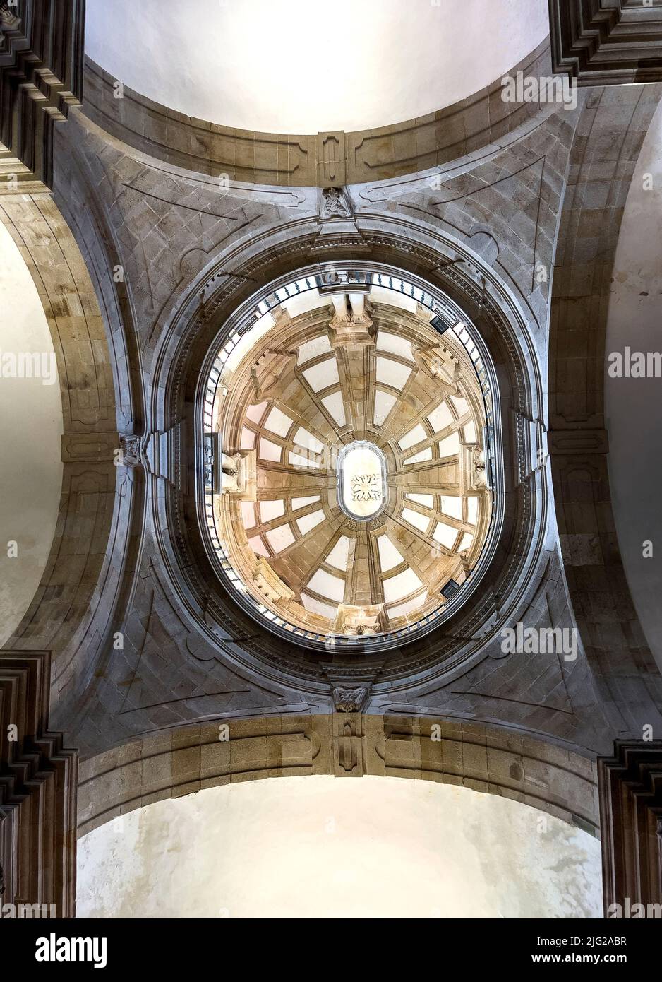 Vista interior de la cúpula del monasterio de San Miguel de Refojos (Sao Miguel de Refojos) fue construido en 1755 en estilo barroco para los benedictinos Foto de stock