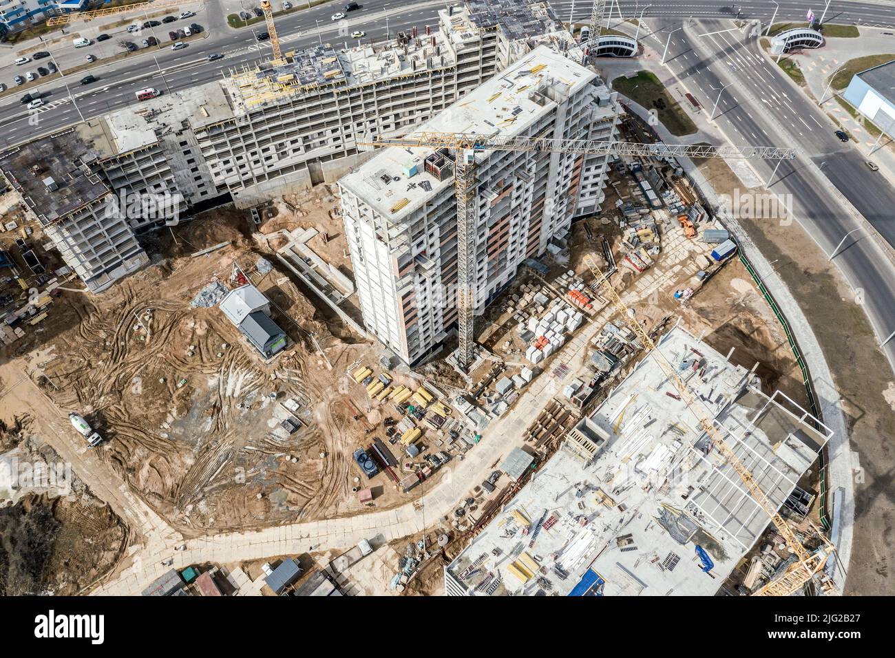 vista aérea del sitio de construcción de edificios residenciales con grullas. vista de pájaro. Foto de stock