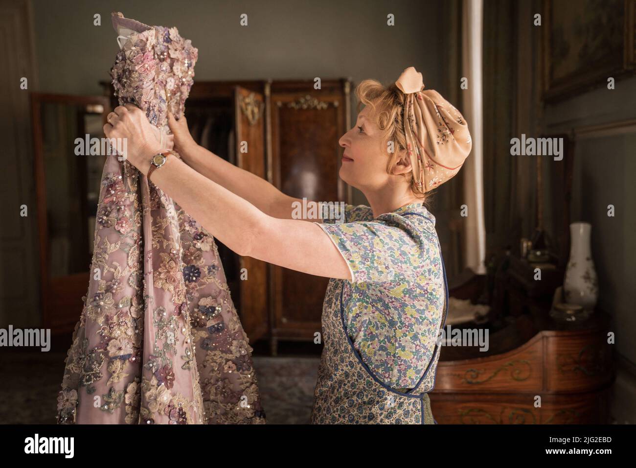 FECHA DE LANZAMIENTO: 15 de julio de 2022. TÍTULO: La Sra. Harris va a París. STUDIO: Funciones de enfoque. DIRECTOR: Anthony Fabian. ARGUMENTO: Una señora de la limpieza viuda en Londres 1950s se enamora locamente de un vestido de alta costura Dior, y decide que debe tener uno propio. PROTAGONIZADA por: LESLEY MANVILLE como la Sra. Harris. (Imagen de crédito: © Focus Features/Entertainment Pictures) Foto de stock
