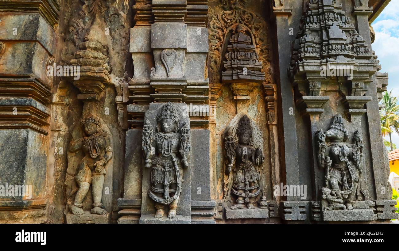 Esculturas de Dioses y Diosas Hindúes en el templo de Bucesvara de Koravangala, Hassan, Karnataka, India. Foto de stock