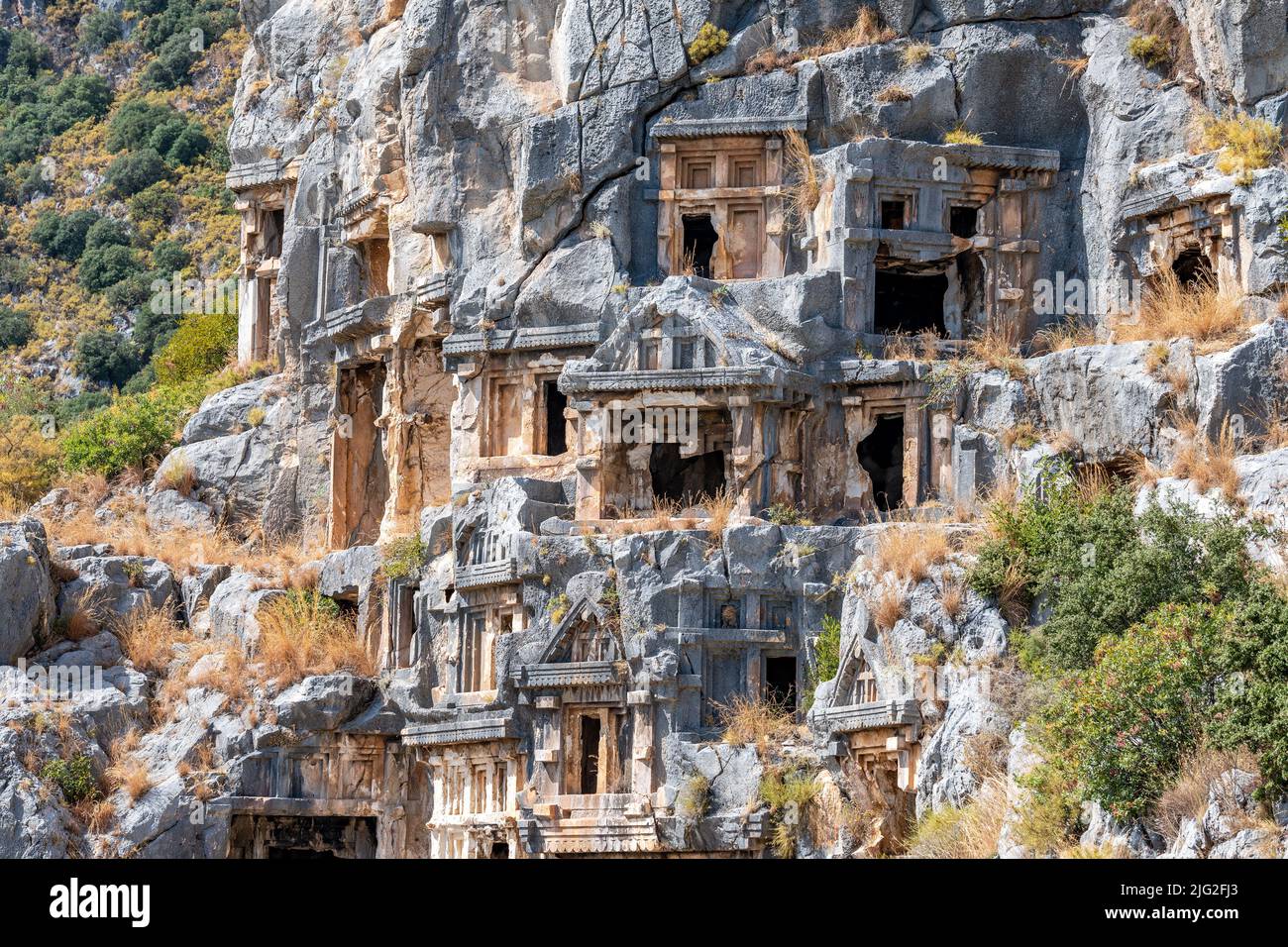 Tumbas cortadas en roca en la antigua ciudad de Myra, Turquía. Foto de stock