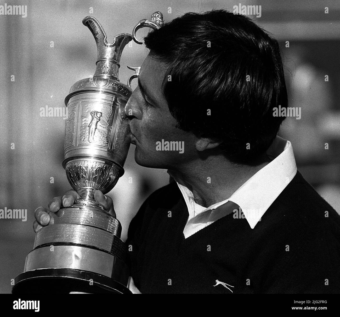 Foto de archivo de fecha 22-07-1984 de Seve Ballesteros de España besa su trofeo Open Golf Championship en St Andrew's, Fife, después de que un putt de birdie le ayudó a terminar el 276, 12 bajo par. Fecha de emisión: Jueves 7 de julio de 2022. Foto de stock