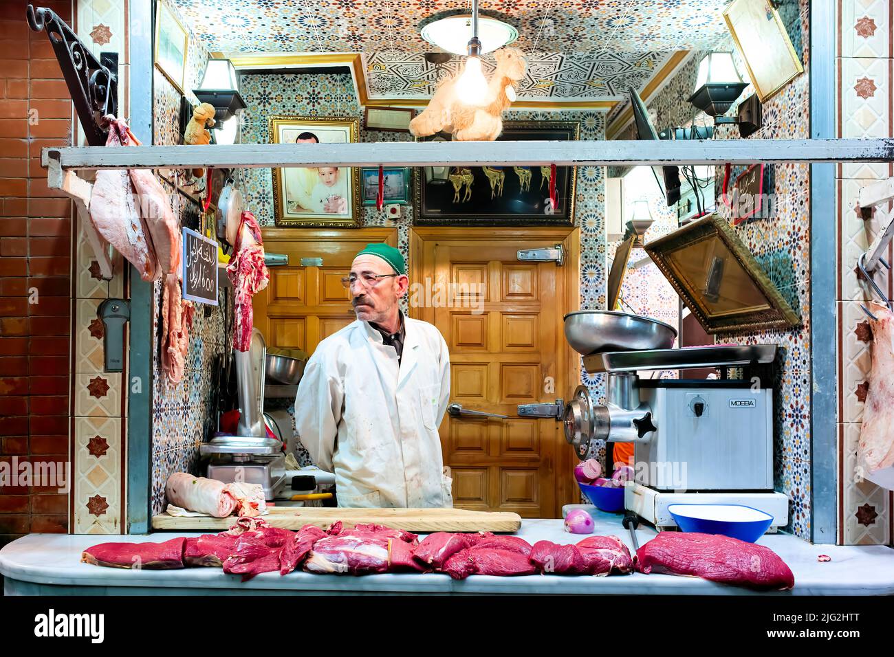 Meknes Marruecos. El carnicero en el zoco que vende carne de camello Foto de stock