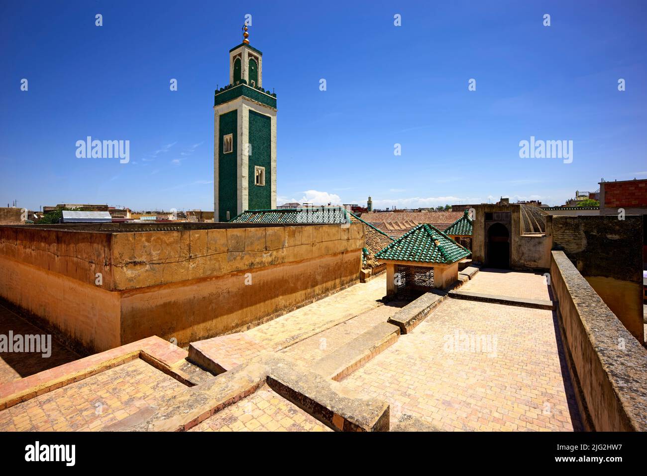 Meknes Marruecos. Medersa Bou Inania Minarete Foto de stock