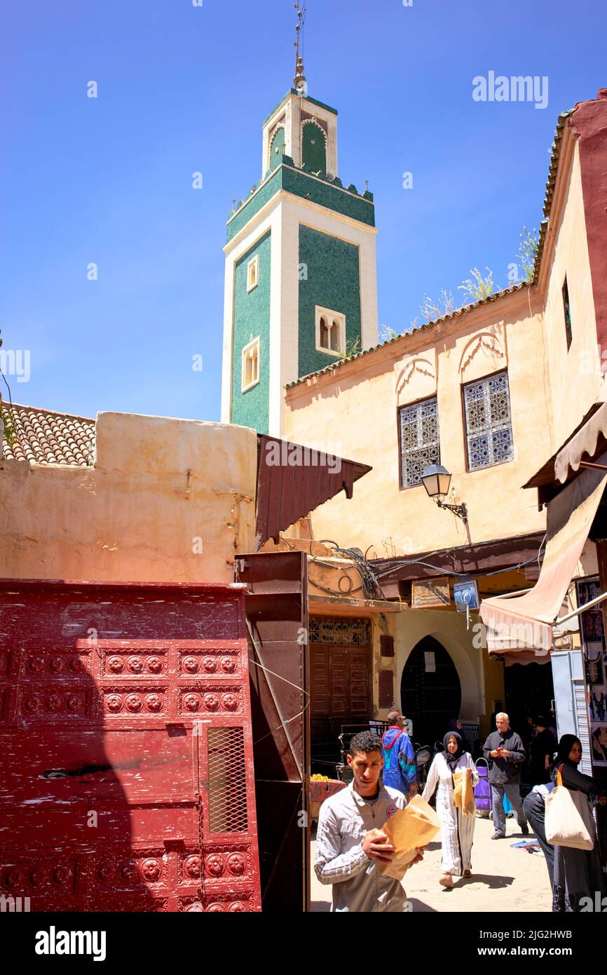 Meknes Marruecos. Los estrechos callejones de la Medina Foto de stock