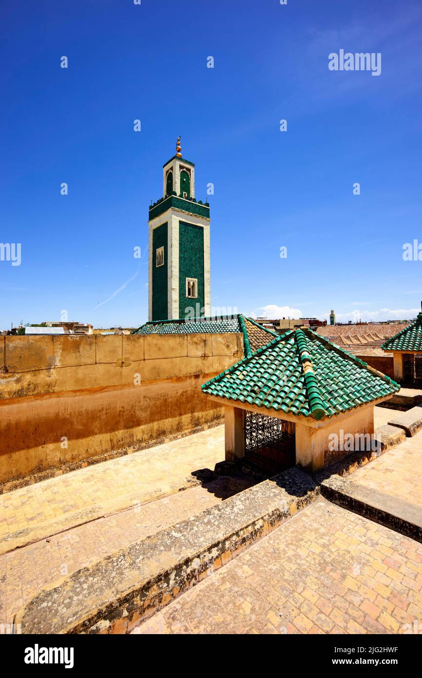Meknes Marruecos. Medersa Bou Inania Minarete Foto de stock