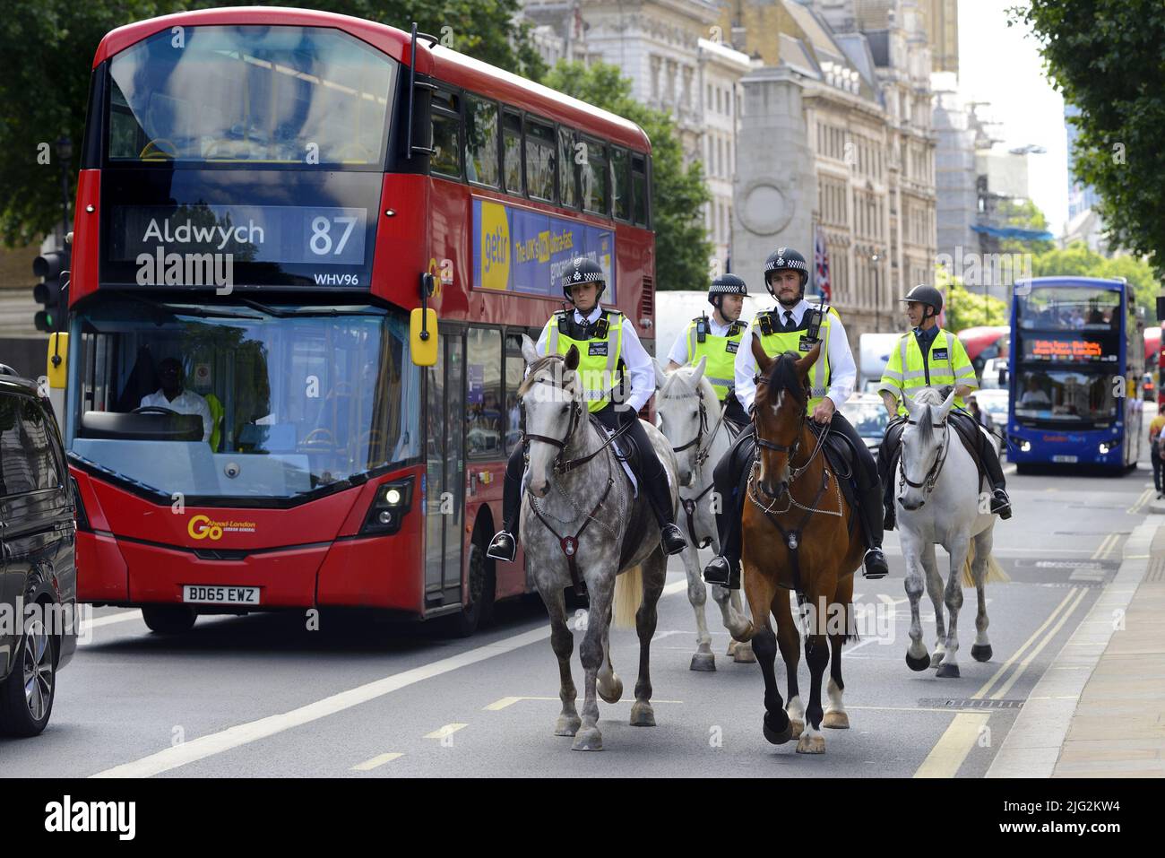 Londres, Inglaterra, Reino Unido. Policía montada y autobús rojo de Londres en Whitehall Foto de stock