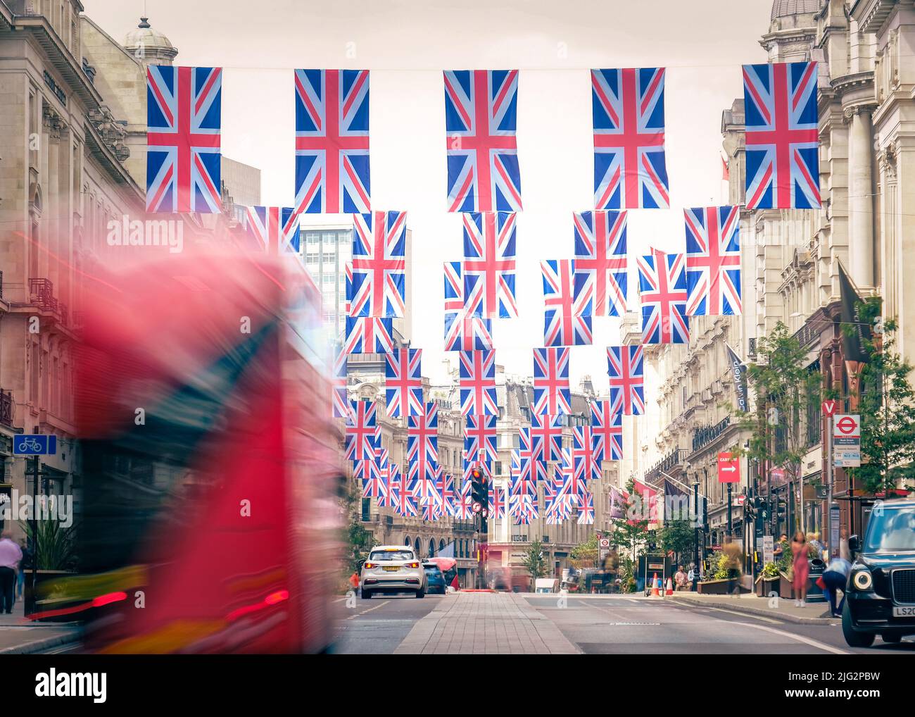 Londres 2022 de junio: Banderas de la Unión en exhibición sobre Regent Street, un destino de compras en el West End de Londres Foto de stock
