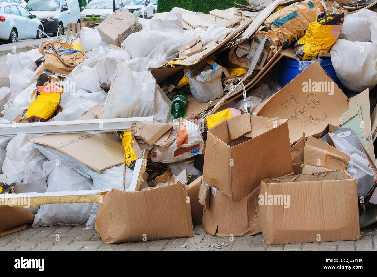 Pila de basura, contaminación ecológica con basura plástica y de construcción. Montón de basura. Eliminación de residuos. Foto de stock