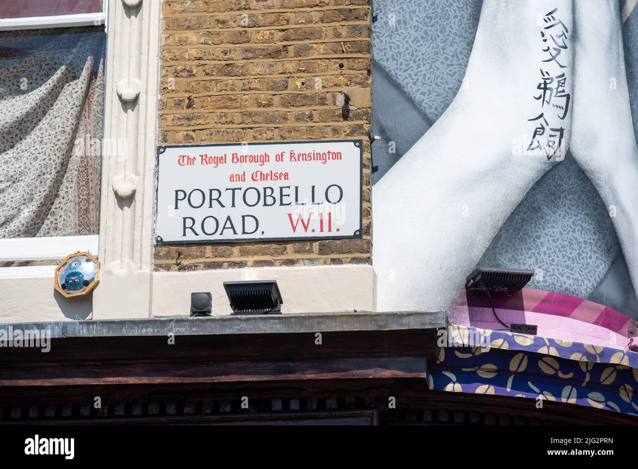 Londres- 2022 de junio: Portobello Market en Notting Hill, al oeste de Londres. Un mercado callejero famoso por sus antigüedades. Foto de stock