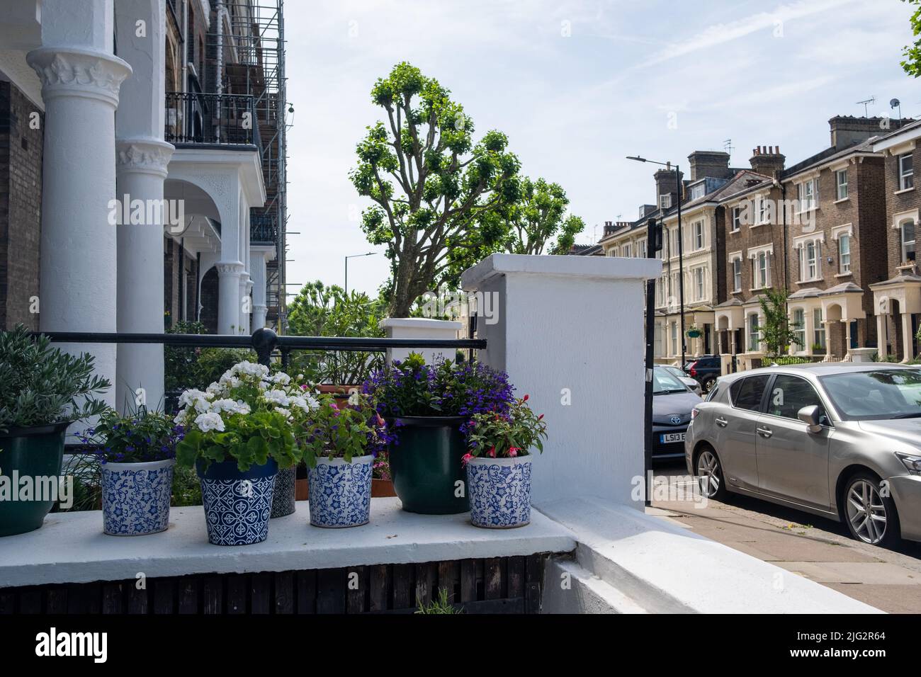 Londres- Junio 2022: Residencial Calle de casas en Maida Vale, Londres Occidental Foto de stock