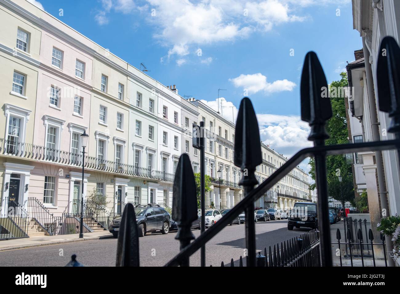 Calle de casas adosadas de lujo en la zona de Notting Hill al oeste de Londres Foto de stock
