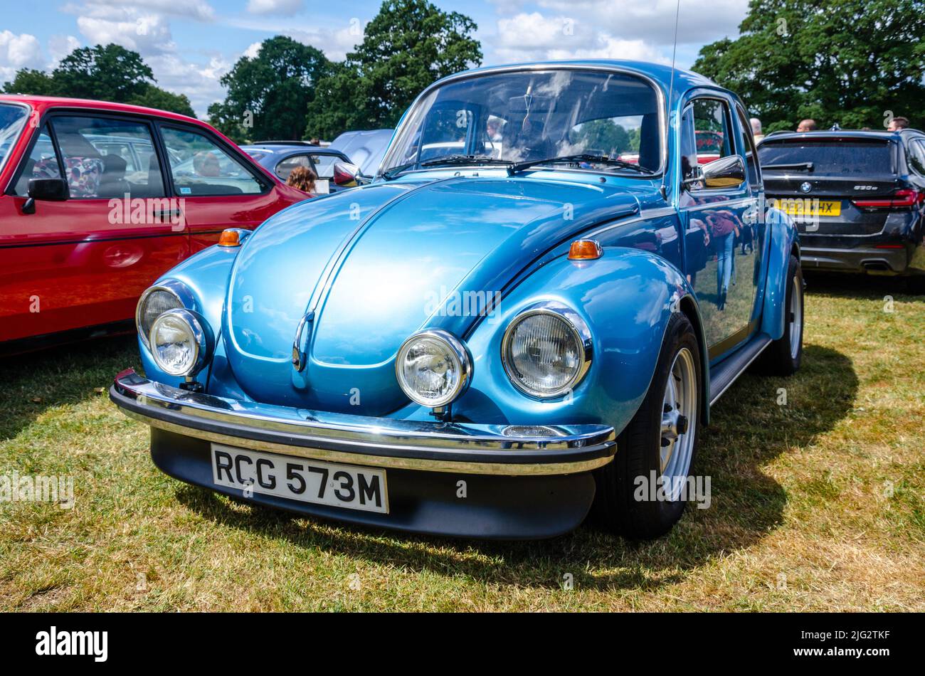 Vista frontal de un Volkswagen Beetle VW 1303 S de 1973 en azul en el Berkshire Motor Show en Reading, Reino Unido Foto de stock