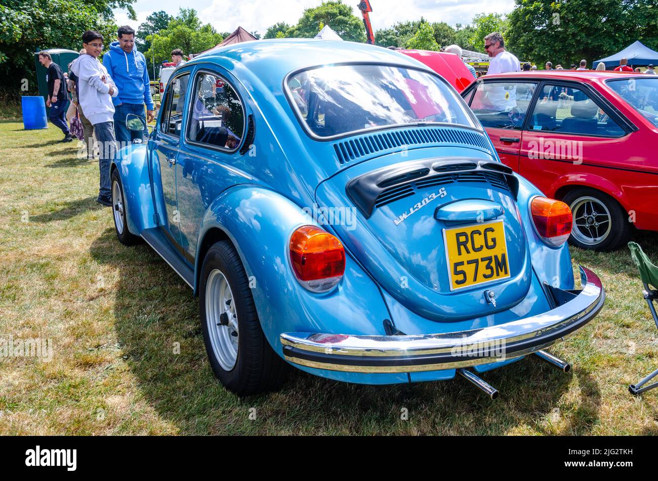 Vista trasera de un Volkswagen Beetle VW 1303 S de 1973 en azul en el Berkshire Motor Show en Reading, Reino Unido Foto de stock