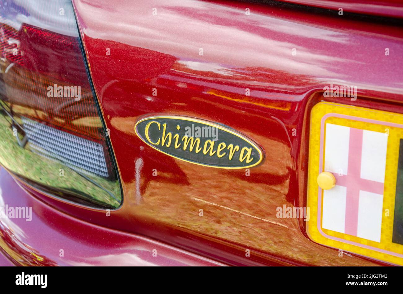 Primer plano de detalle de la insignia 'Chimera' en un TVR Chimera/ rojo Foto de stock