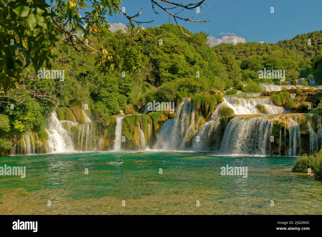Las cataratas de Krka sobre Skradin en el Parque Nacional de Krka, Dalmacia Central, Croacia. Recientemente las autoridades del parque prohibieron nadar en las piscinas de las cataratas. Foto de stock