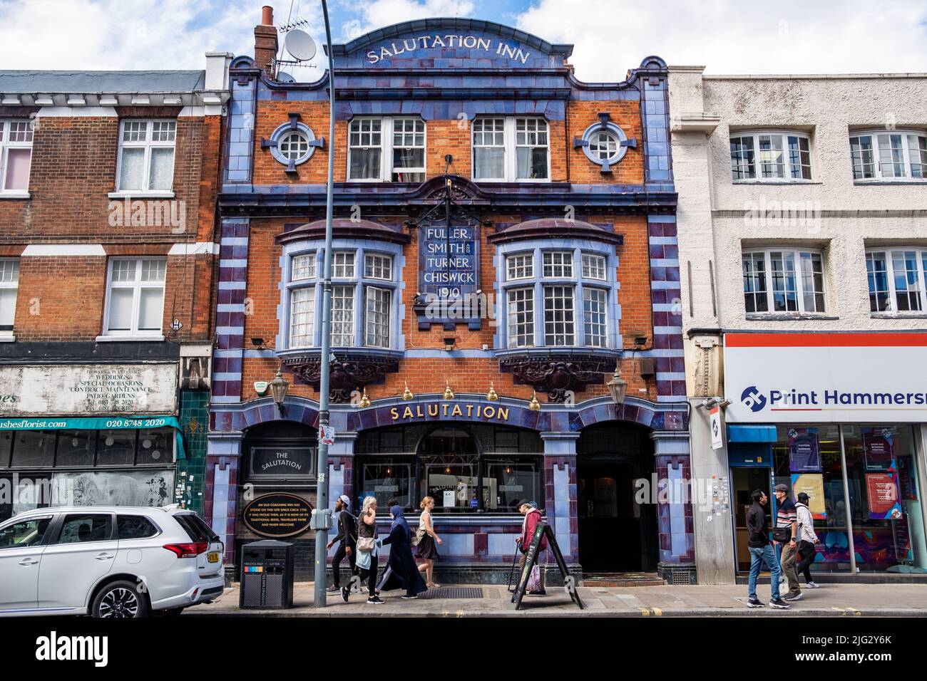 Londres- 2022 de junio: Casa pública de Salutation Inn en King Street en Hammersmith Foto de stock