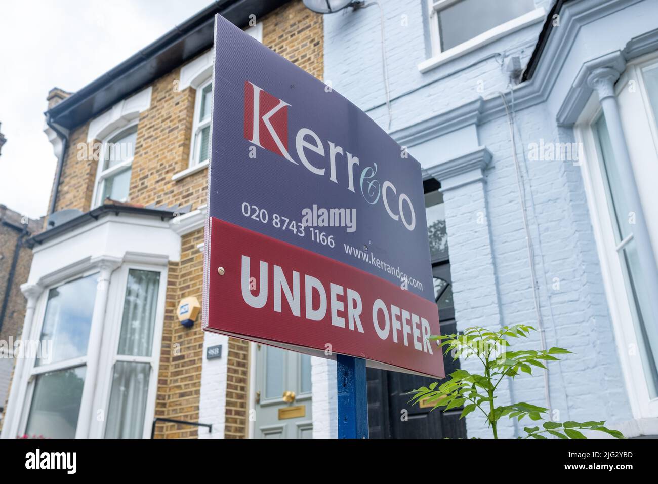 Londres- Junio 2022: Inmobiliaria 'bajo oferta' en la calle de las casas suburbanas británicas Foto de stock
