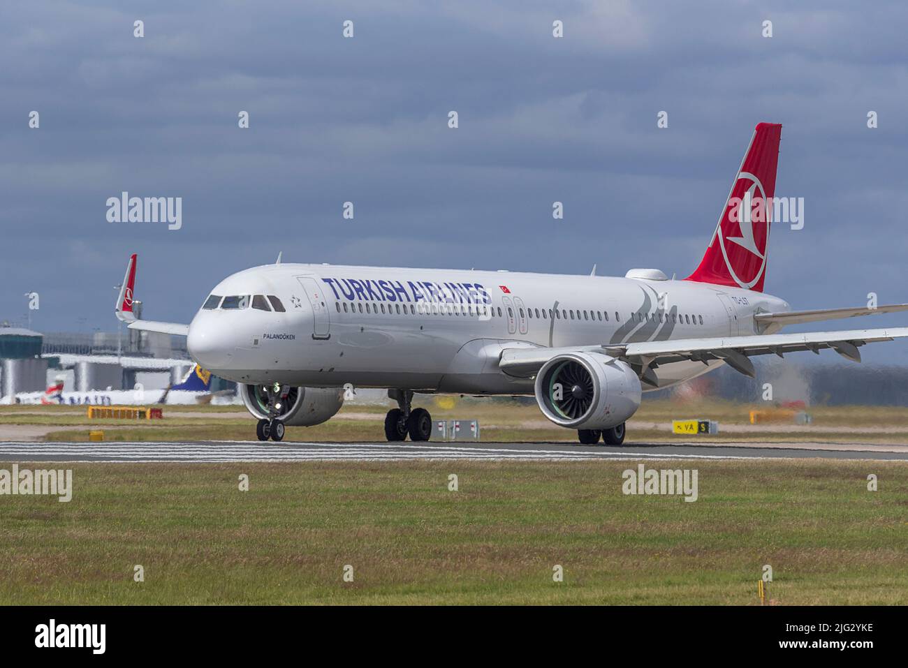 Turkish Airlines Airbus A321-271NX REG TC-LST en el aeropuerto de Manchester. Foto de stock