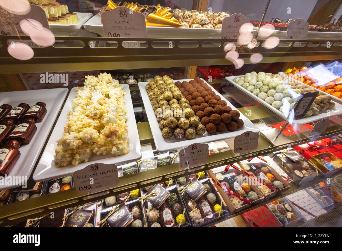 Dulces de chocolate y dulces en exhibición en el Cafe Maiasmokk, ciudad vieja de Tallinn, Tallinn Estonia Foto de stock