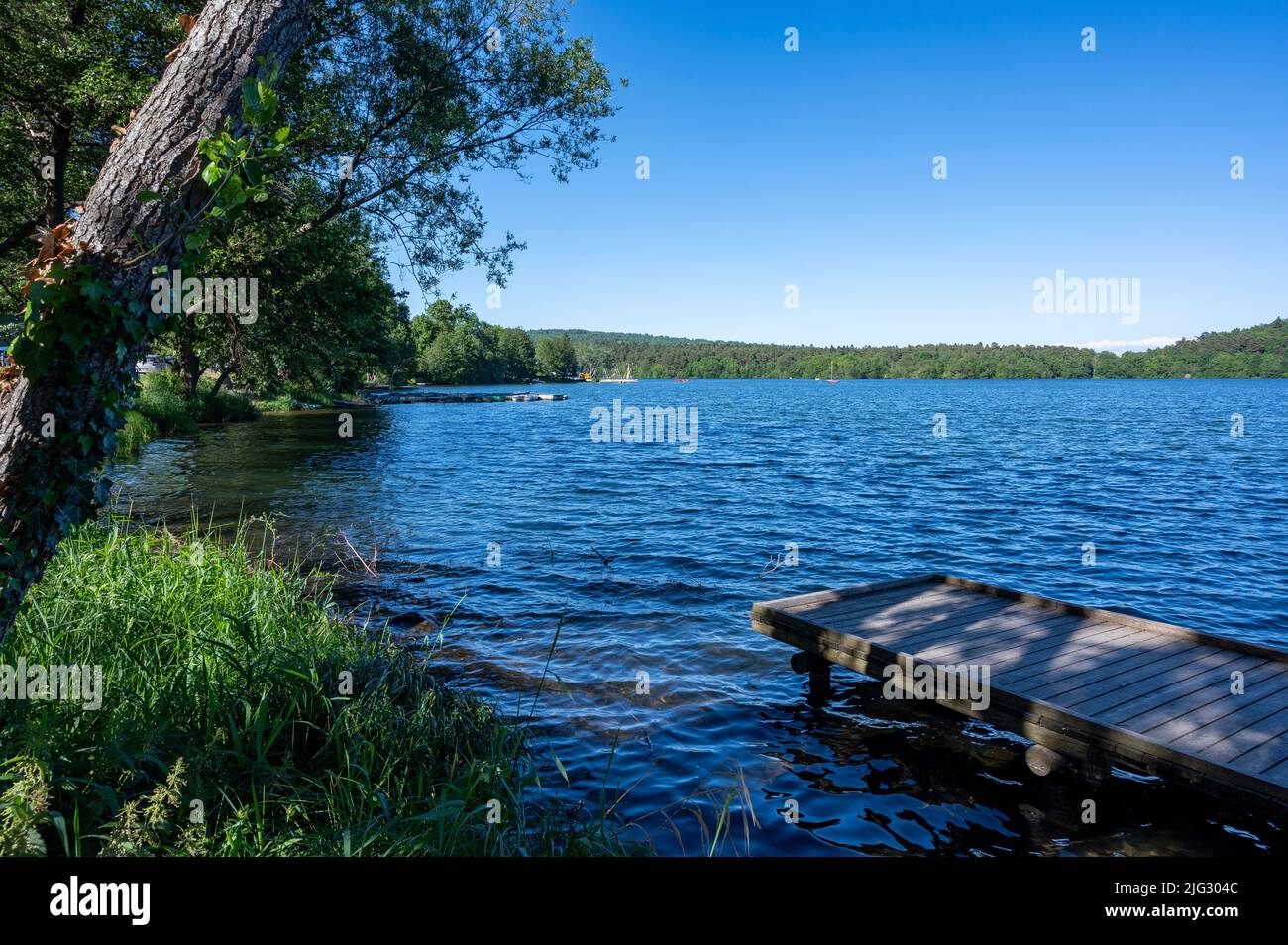 Lago volcánico de Aydat en las montañas de Auvernia en el departamento de Puy-de-Dome en el Macizo Central en Francia en primavera Foto de stock