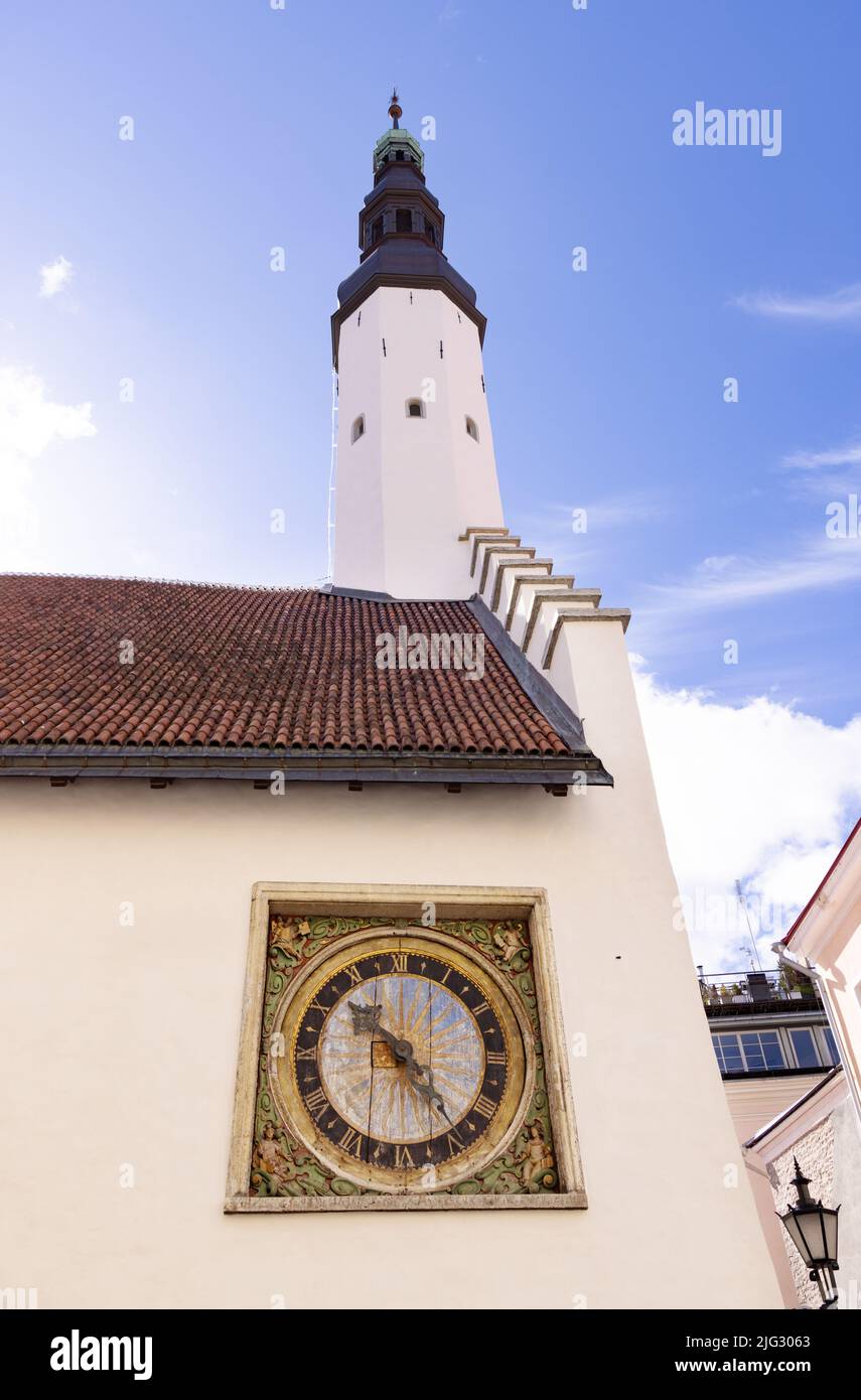 Tallinn iglesia; la Iglesia del Espíritu Santo (o Espíritu Santo), y el antiguo reloj del siglo 15th, Tallinn casco antiguo, Tallinn, Estonia Europa Foto de stock
