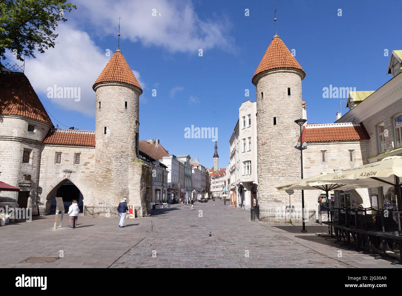 Tallinn viaje; Tallinn casco antiguo; escena callejera en la puerta de Viru, siglo 14th medieval muralla de la ciudad y torres en verano, Tallinn Estonia Europa Foto de stock