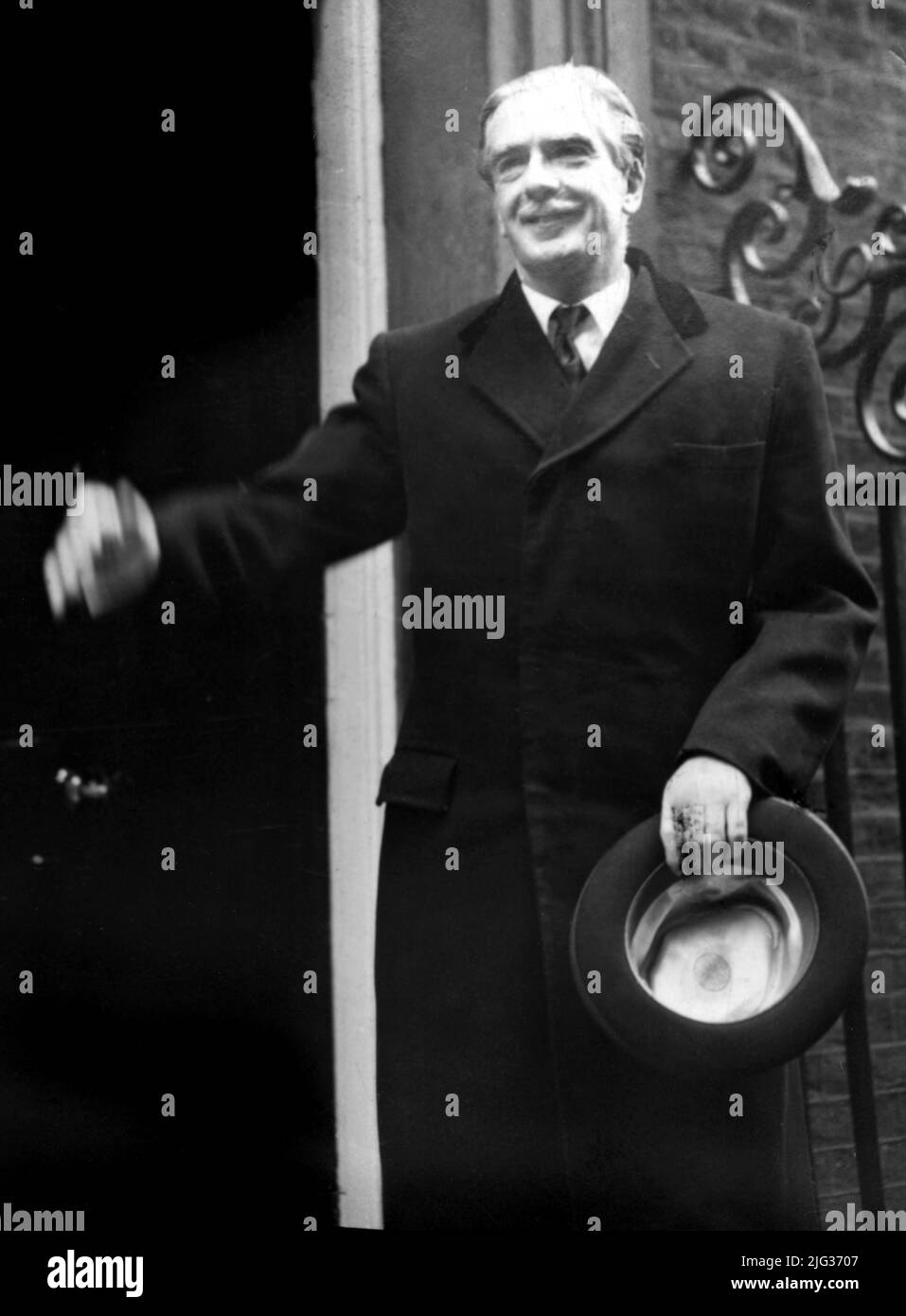 Foto de archivo de fecha 07/04/55 de Sir Anthony Eden, haciendo su primera visita a 10 Downing Street como Primer Ministro de Gran Bretaña. Boris Johnson ha superado a seis primeros ministros con el menor tiempo en el cargo desde 1900: Andrew Bonar Law (211 días en 1922-23), Alec Douglas-Home (364 días en 1963-64), Anthony Eden (644 días en 1955-57), Henry Campbell-Bannerman (852 días en 1905-08), Gordon Brown (1.049 días en 2007-10) y Neville Chamberlain (1.078 días en 1937-40). Fecha de emisión: Jueves 7 de julio de 2022. Foto de stock