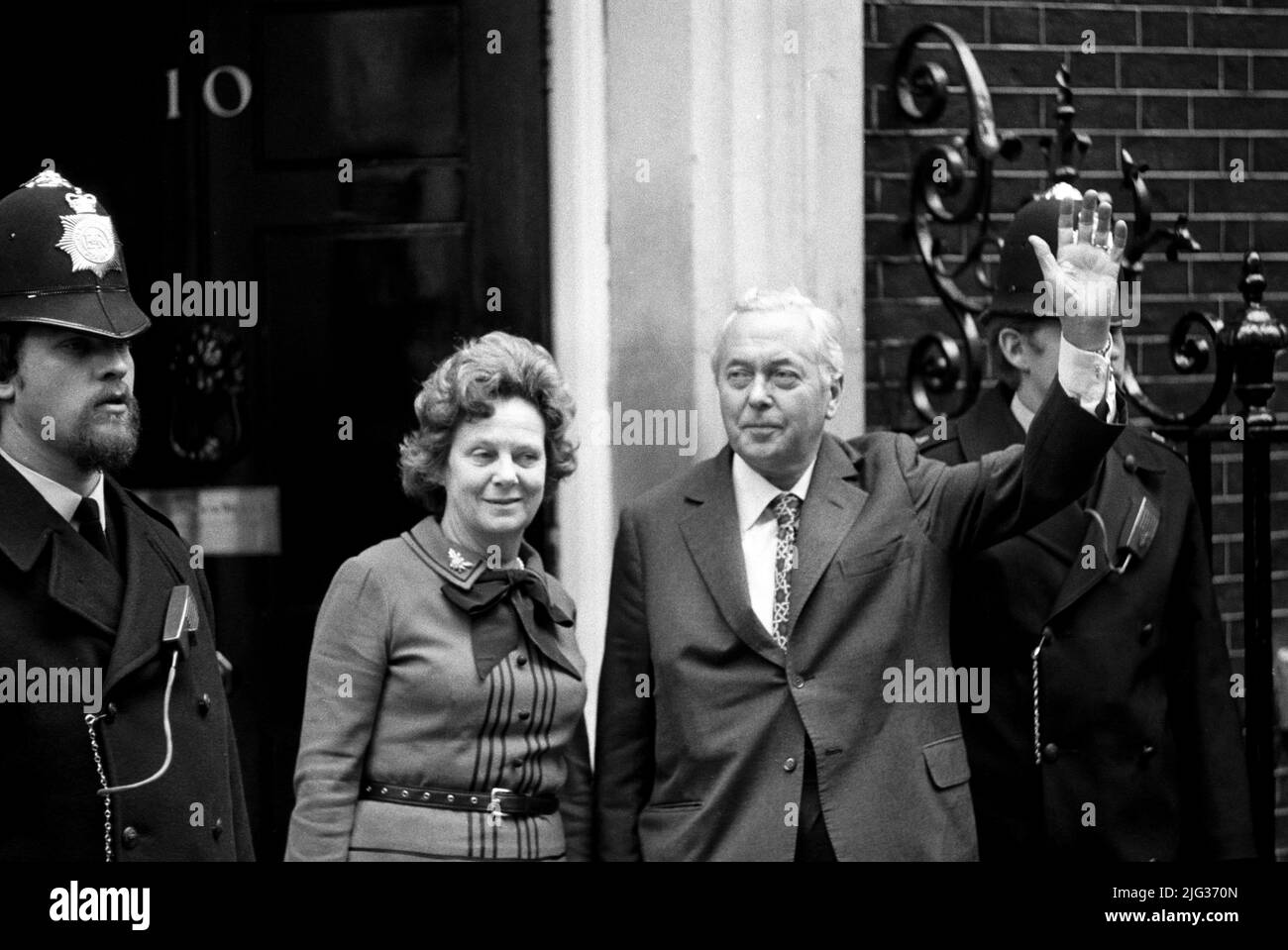 Foto de archivo de fecha 11/10/74 del Primer Ministro Harold Wilson se dirige a la multitud cuando llega a Downing Street nº 10 con su esposa Mary. Boris Johnson ha superado a seis primeros ministros con el menor tiempo en el cargo desde 1900: Andrew Bonar Law (211 días en 1922-23), Alec Douglas-Home (364 días en 1963-64), Anthony Eden (644 días en 1955-57), Henry Campbell-Bannerman (852 días en 1905-08), Gordon Brown (1.049 días en 2007-10) y Neville Chamberlain (1.078 días en 1937-40). Fecha de emisión: Jueves 7 de julio de 2022. Foto de stock