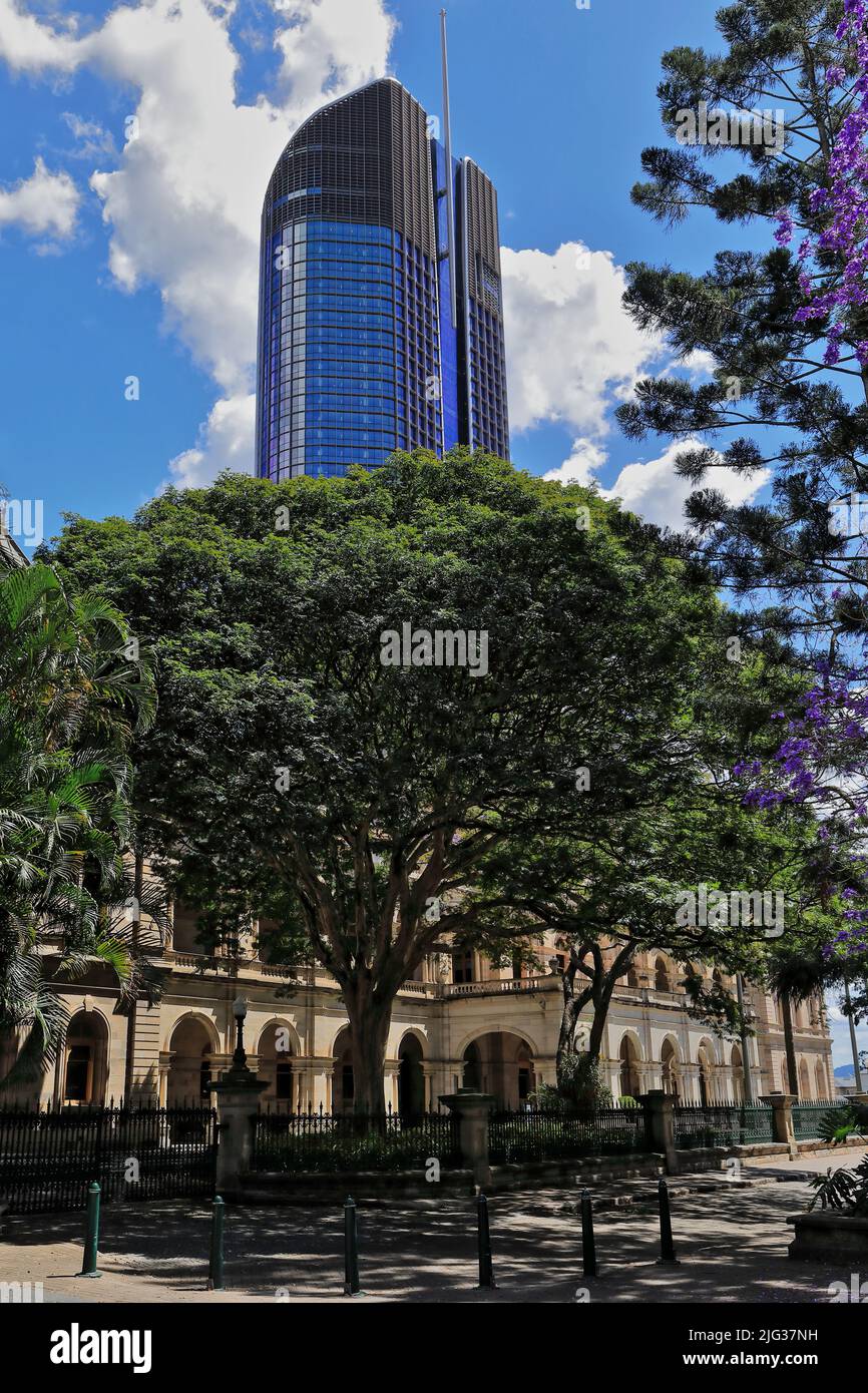 041 Casa del Parlamento respaldada por un rascacielos moderno frente a los Jardines Botánicos de la Ciudad. Brisbane-Australia. Foto de stock