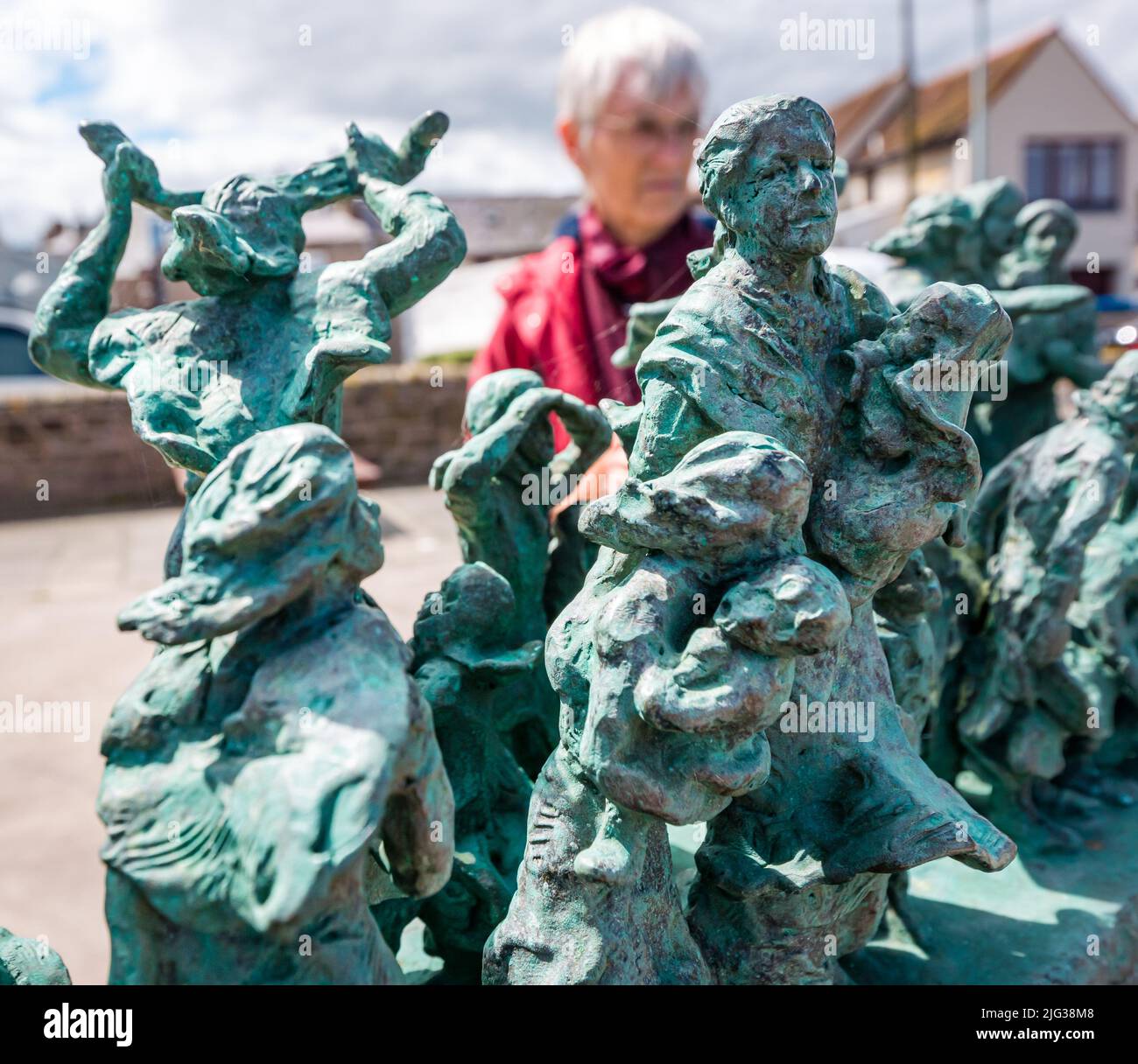 Estatua memorial del desastre pesquero de figuras en miniatura de viudas y niños por Jill Watson, Eyemouth, Berwickshire, Escocia, Reino Unido Foto de stock