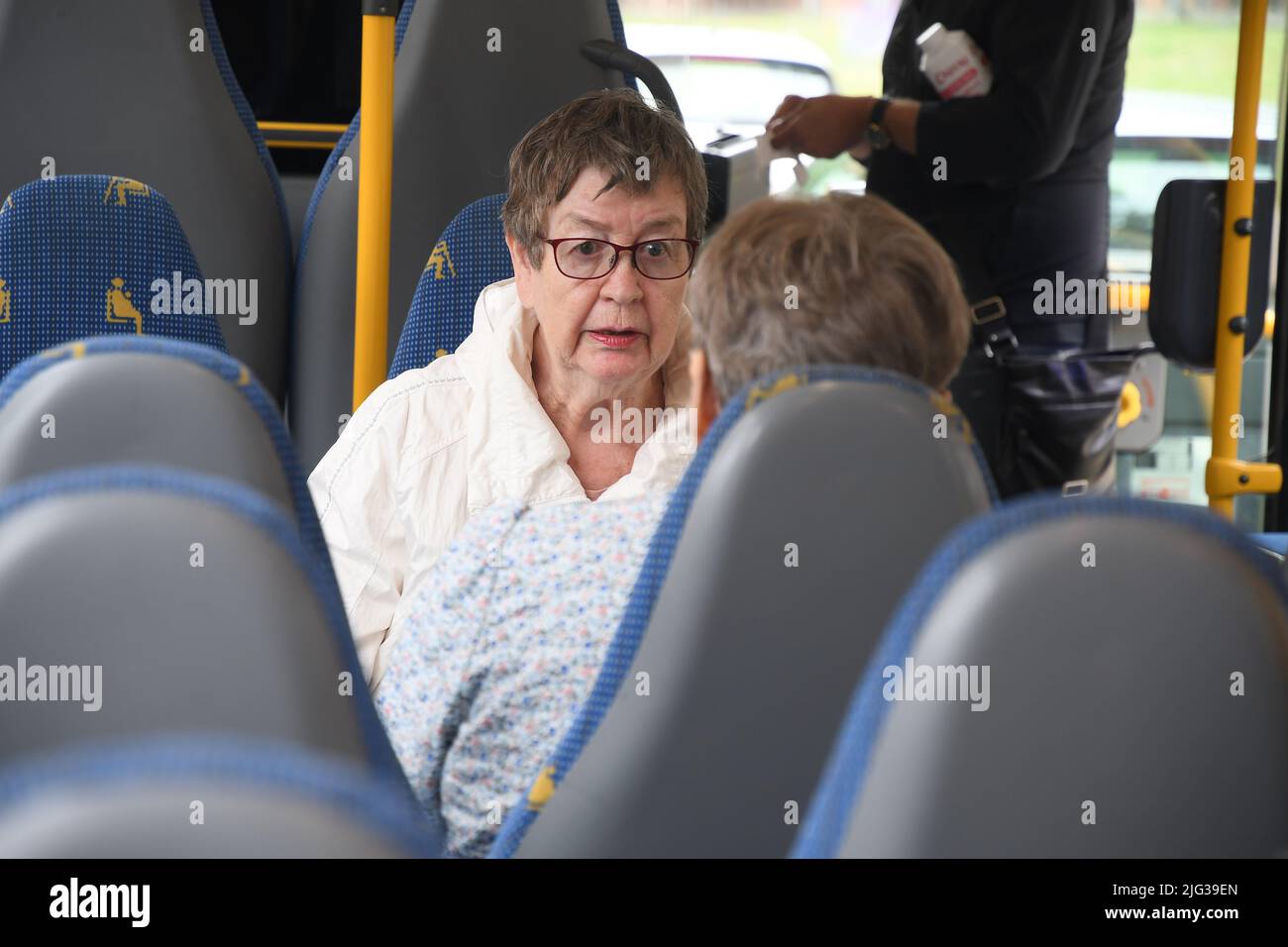 Copenhague /Dinamarca/07 de julio de 2022/ Femae saenior ciudadanos pasajeros en el sistema de transporte público danés en autobús en cpital. (Foto..Francis Dean/Dean Pictures. Foto de stock