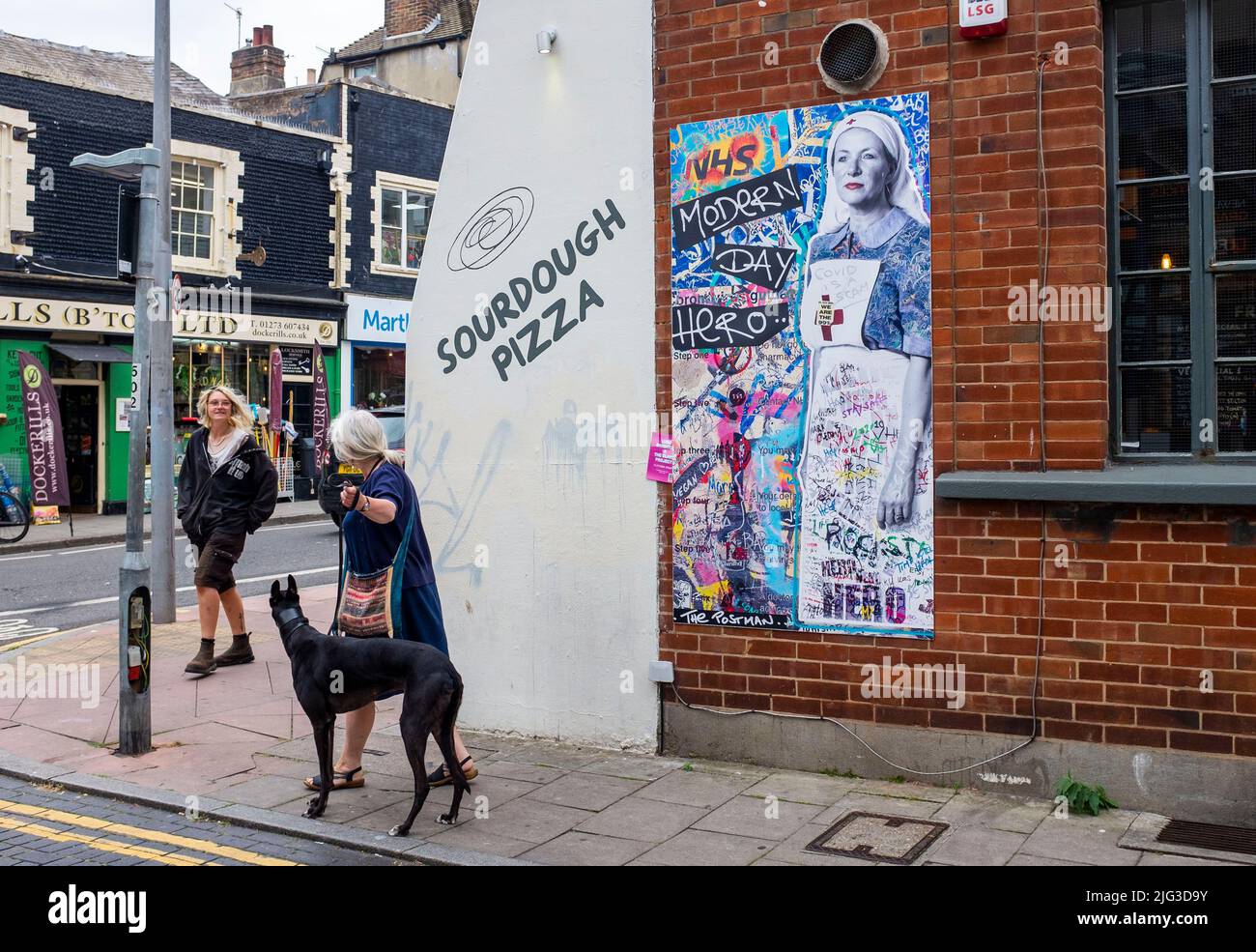 Un mural del Postman que representa a una enfermera del NHS con el título 'Modern Day Hero' en la esquina de Regent Street y Church Road en Brighton, Sussex , Inglaterra , Reino Unido - El Postman Art es un dúo de arte callejero con sede en Brighton que ilumina lugares públicos locales e internacionales Foto de stock