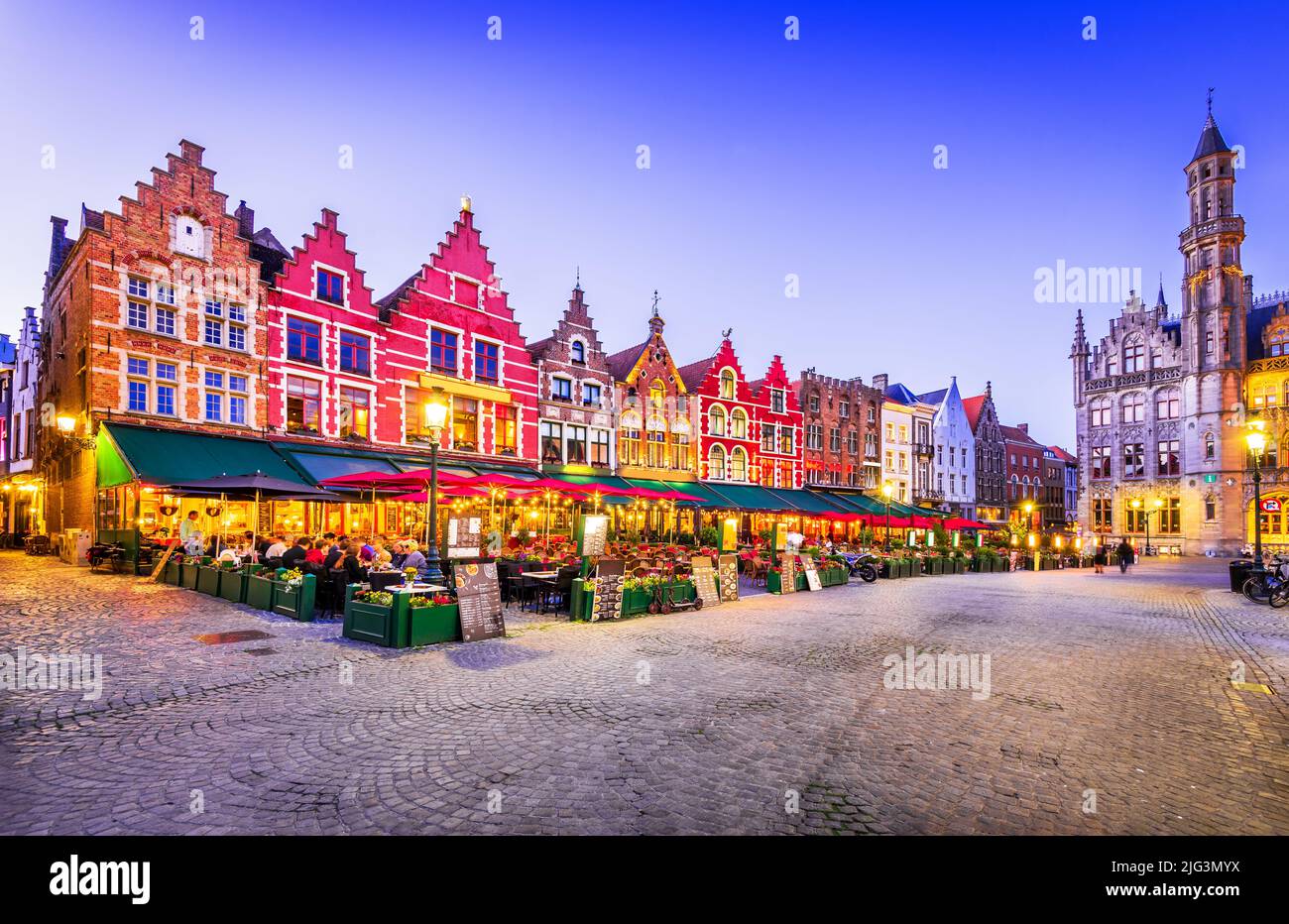Brujas, Bélgica, junio de 2022. Cafés de la calle en Grote Markt, lugar de encuentro de los Brugelings y los turistas en Brujas, Flandes Occidental. Foto de stock