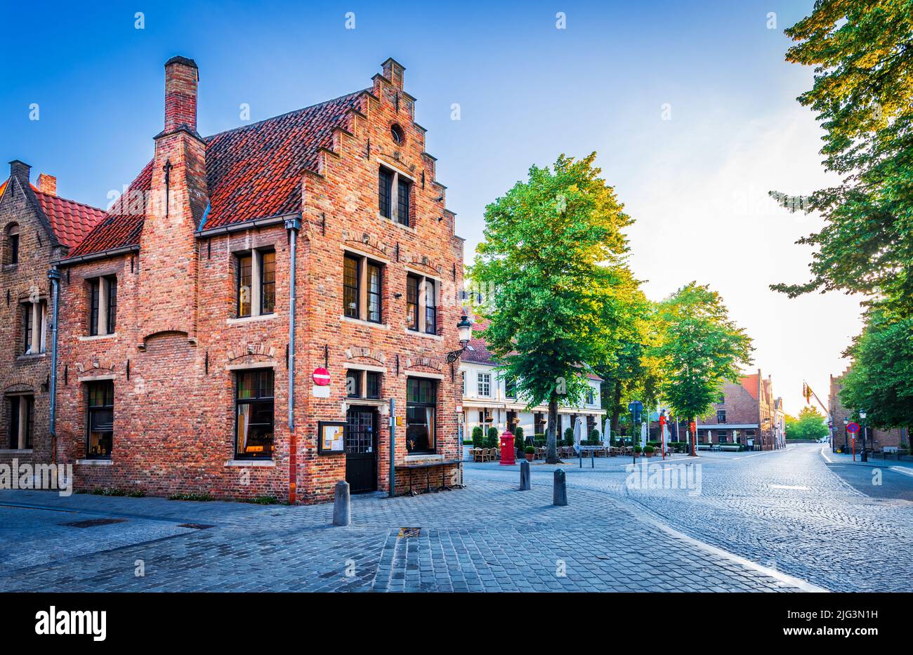 Brujas, Bélgica. Vista idílica del centro histórico de la ciudad de Brujas con Mariastraat en la hermosa luz dorada de la mañana al amanecer, Flandes Occidental belga. Foto de stock