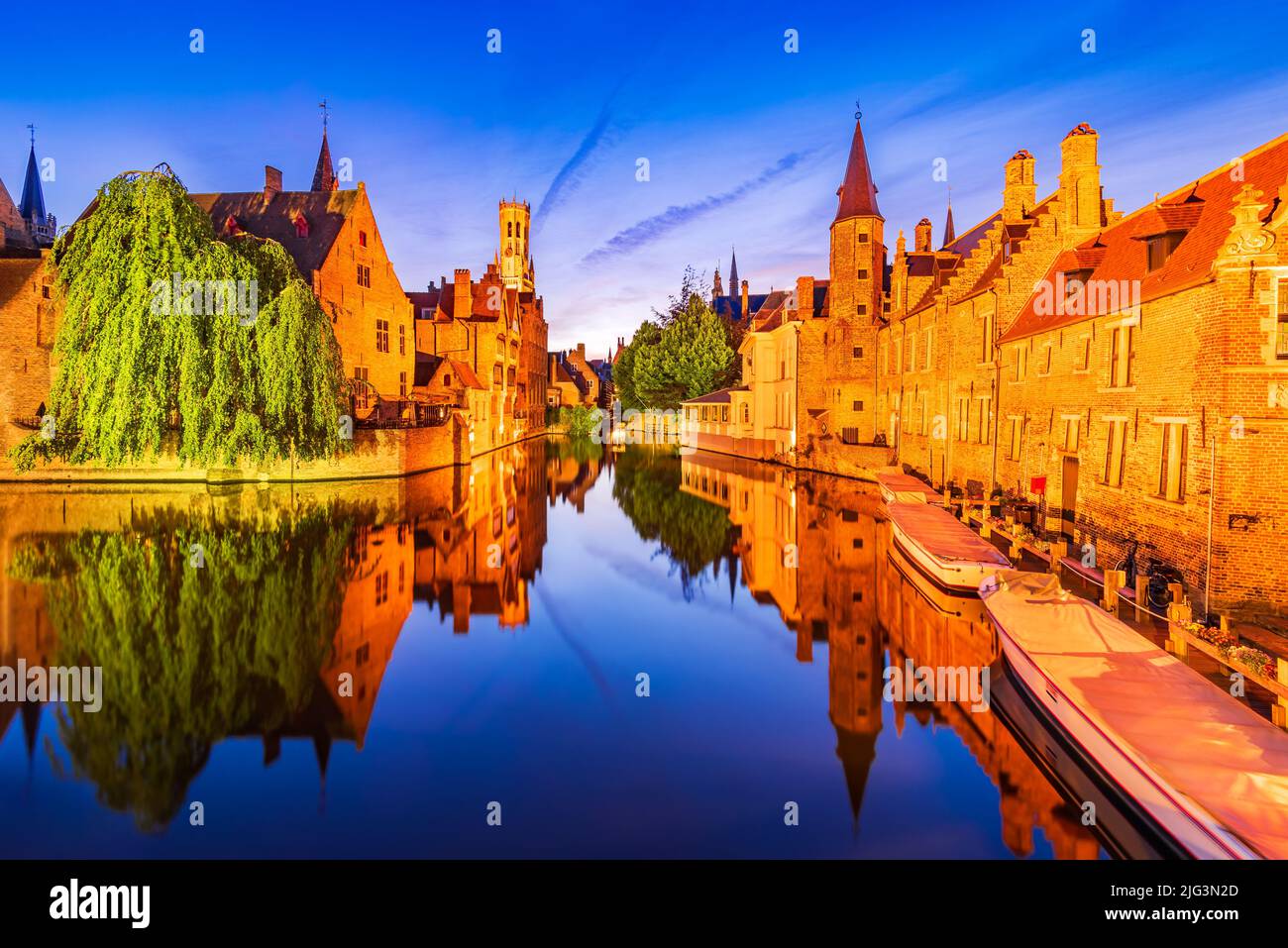 Brujas, Bélgica. Paisaje de hora azul con el hermoso Rozenhoedkaai en Brujas, famoso punto de referencia de Flandes. Foto de stock