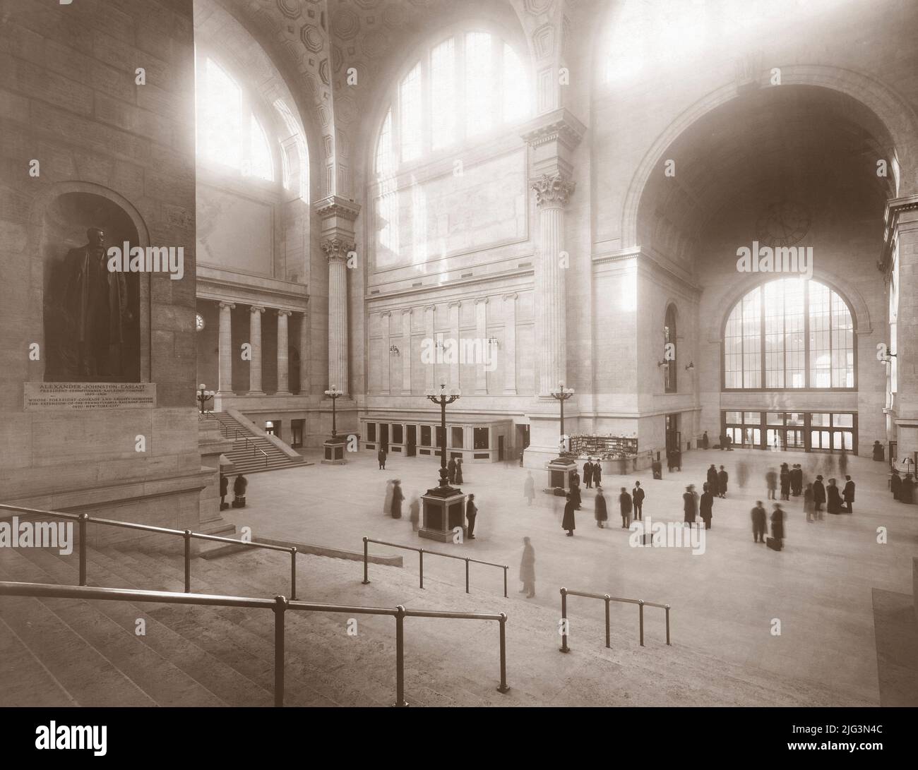 Sala de espera principal, Pennsylvania Station, Nueva York, Nueva York, EE.UU., Artista no identificado, 1911 Foto de stock