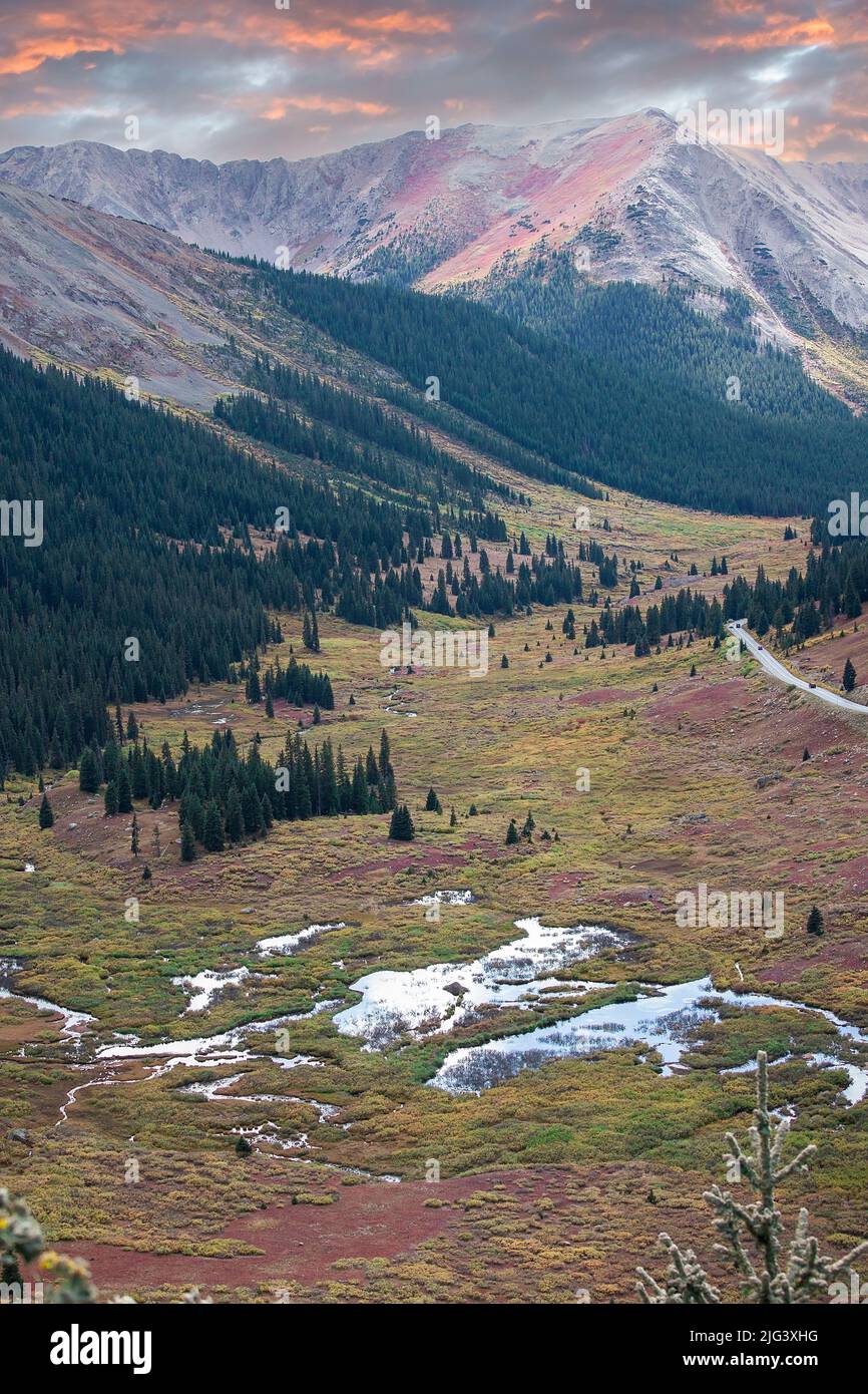 Carretera que conduce a Independence Pass en Colorado con majestuosa cadena montañosa. Foto de stock