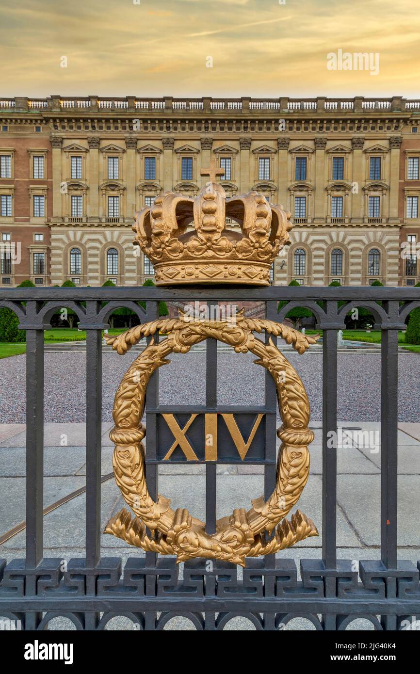 Cerca de la fachada oriental del Palacio Real de Estocolmo, sueco: Stockholms Slott o Kungliga Slottet, con la corona real de oro, residencia oficial del Rey, situada en el casco antiguo, o Gamla Stan Foto de stock