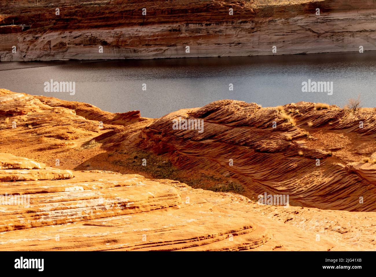 Una vista baja de la orilla del río, el río Colorado, las cadenas, Page, Arizona, EE.UU Foto de stock
