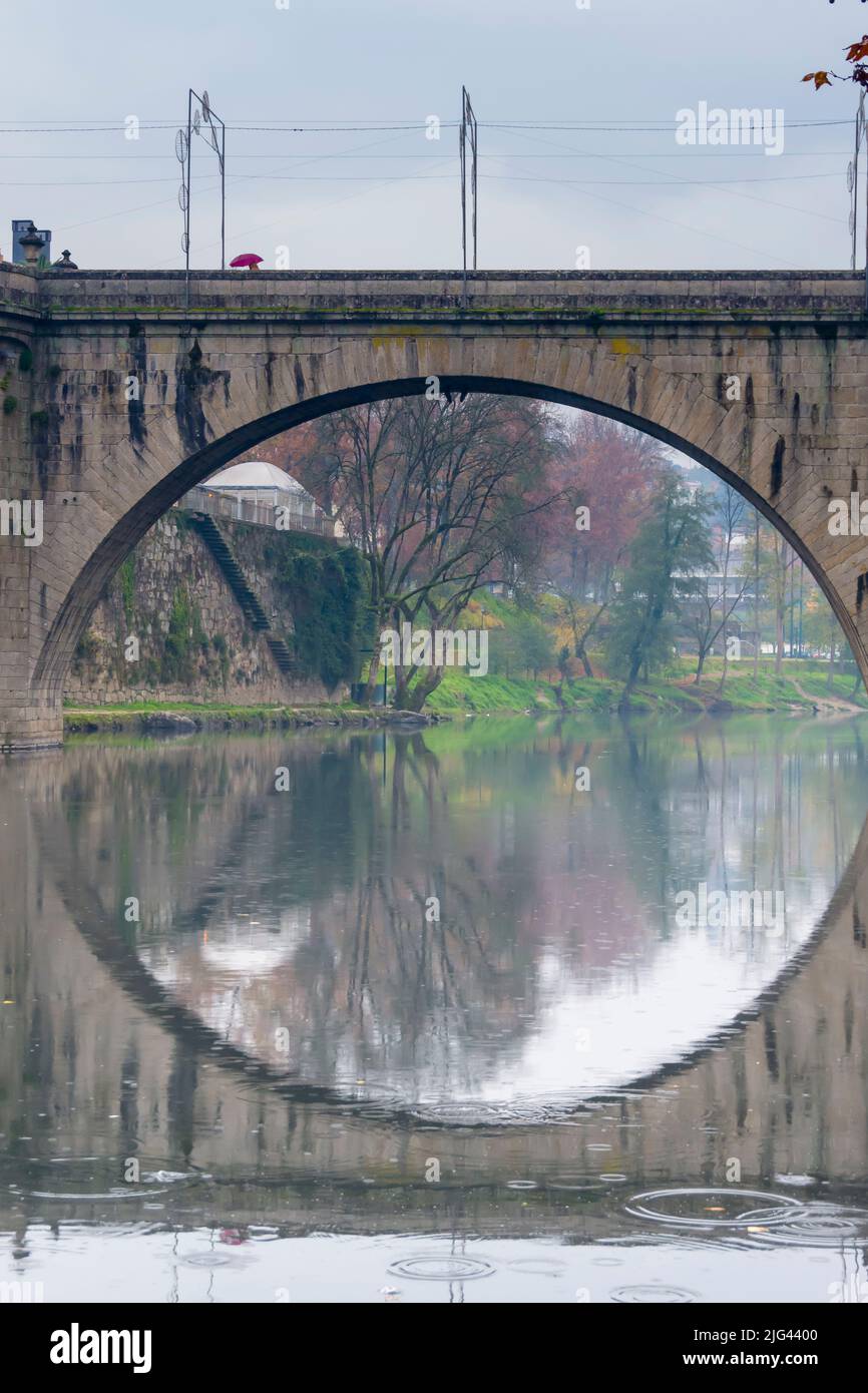 Detalle del arco reflejado del puente histórico en Amarante, Portugal. Foto de stock