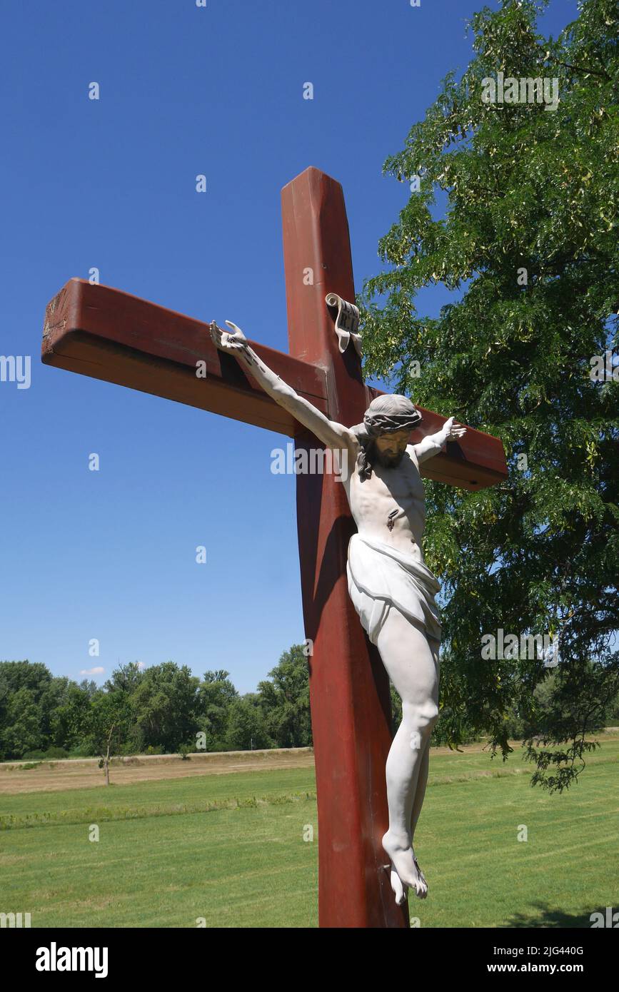 Crucifijo frente a la Capilla Zichy, Lorev, Isla Csepel, Hungría Foto de stock