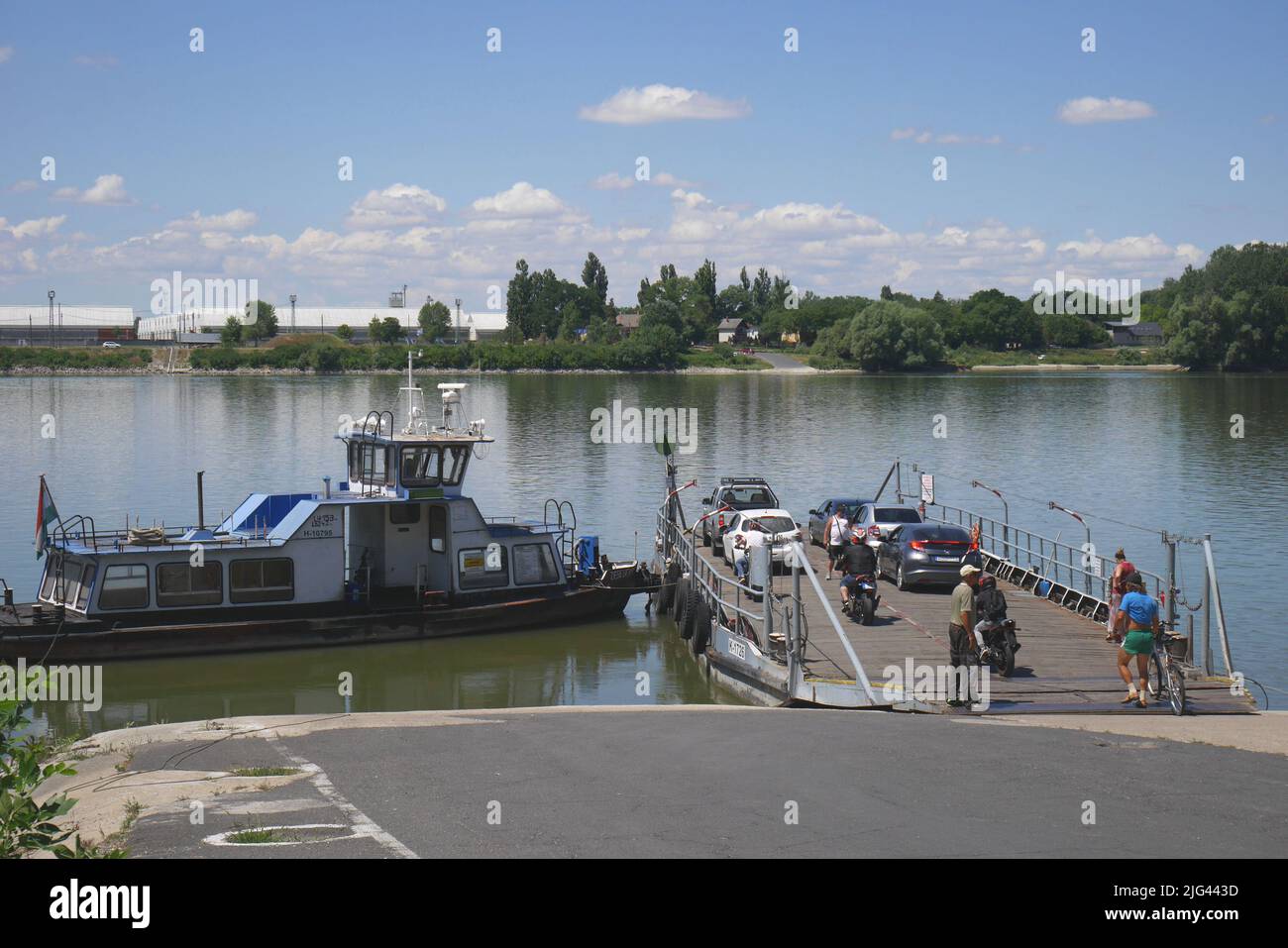 El ferry de Lorev a Adony a través del río Danubio, Lorev, isla de Csepel, Hungría Foto de stock