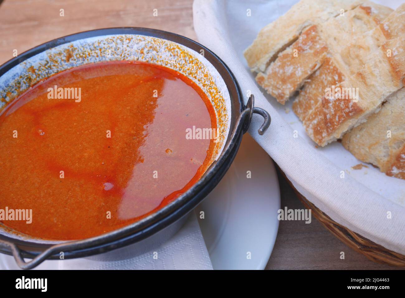 Sopa de pescado tradicional húngara, halaszle, en caldero o bogracs, con pan Foto de stock