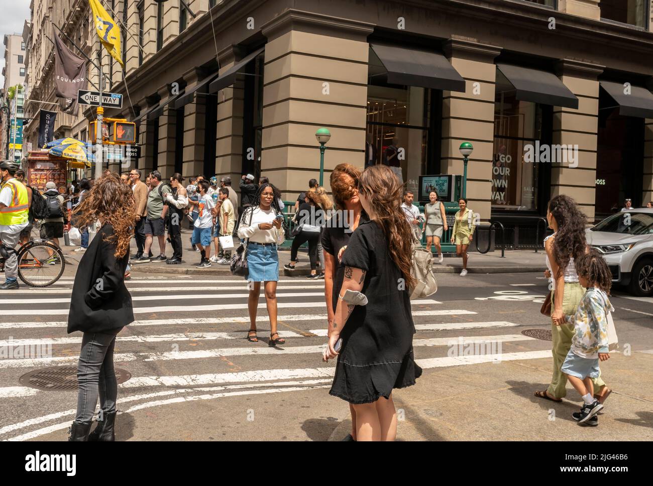 Multitud de compradores en Soho en Nueva York el sábado, 18 de junio de 2022. Según los informes, los hábitos de gasto de los consumidores están cambiando debido a la inflación, ya que los compradores deciden comprar algo o no. (© Richard B. Levine) Foto de stock